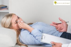 femeie-care-plange-in-timp-ce-asculta-de-psihologul-care-ii-vorbeste